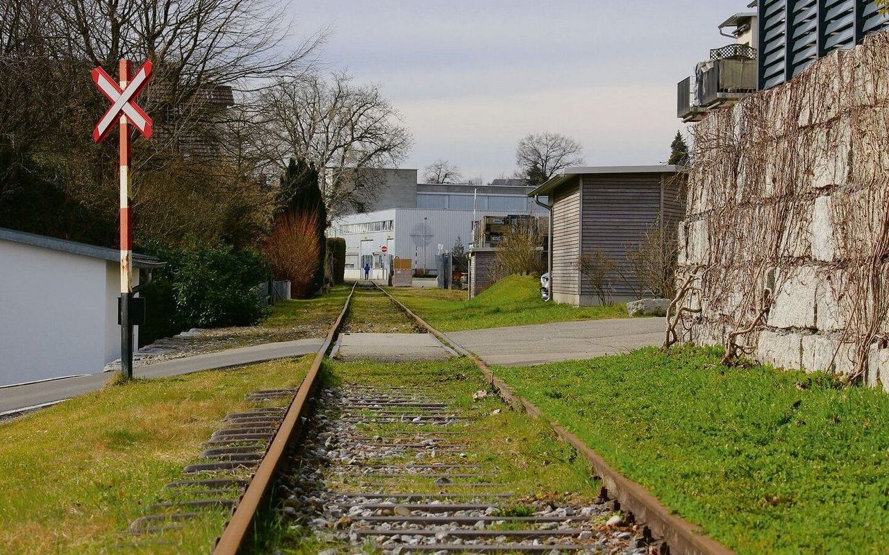 In Wolfhauser Neubausiedlungen kein ungewohntes Bild: Schienen im Vorgarten. 