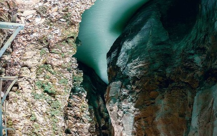 Die Aareschlucht ist bis zu 180 Meter tief.