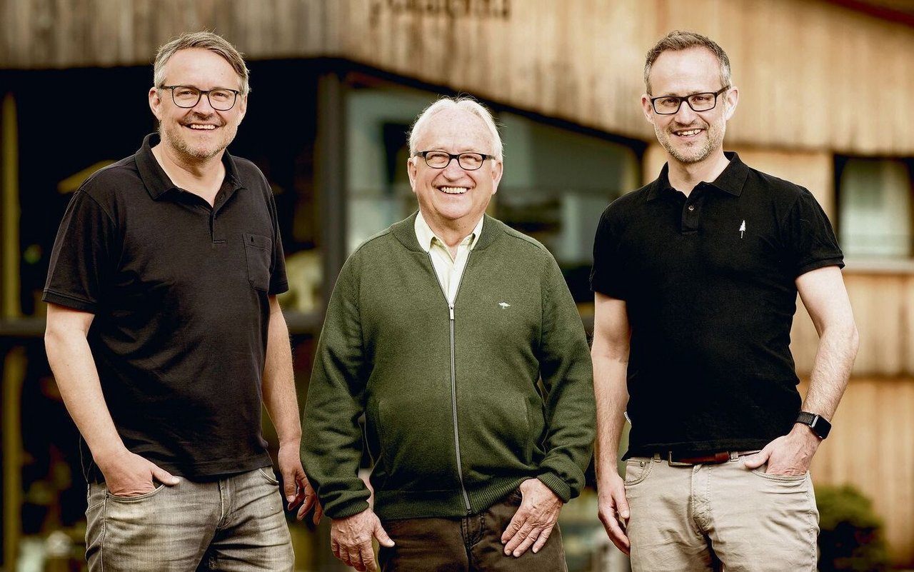 Die beiden Geschäftsführer von Puralpina, Silvan (links) und Reto Schmid (rechts), entwickeln die Ideen ihres Vaters Andreas (Mitte) weiter. 