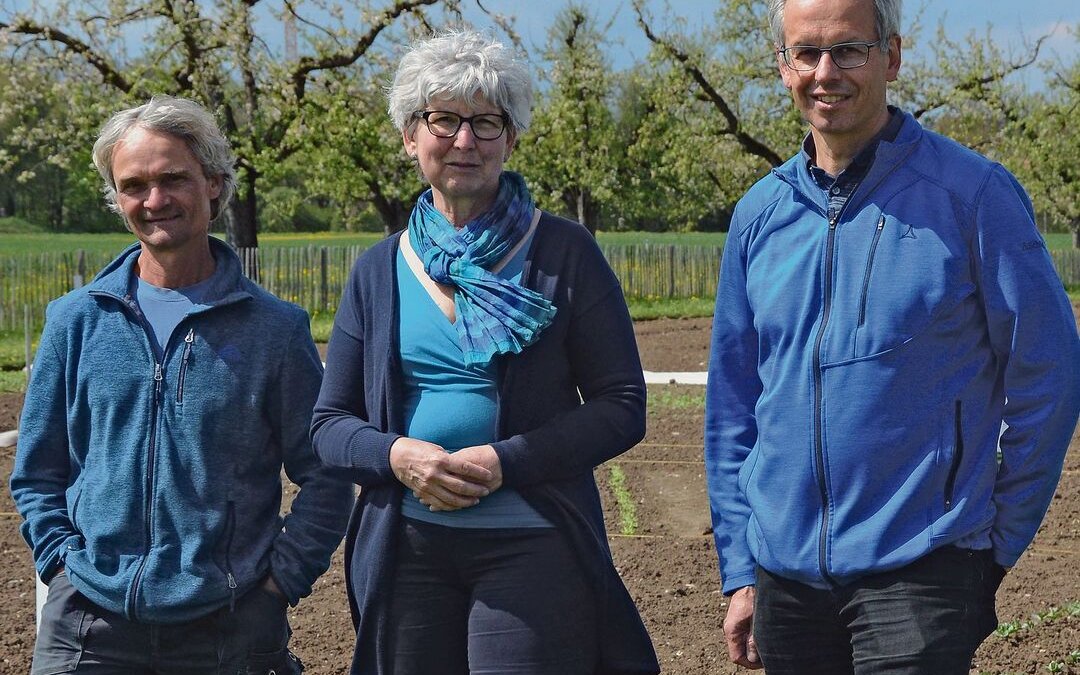 Dieses Dreierteam vertritt den Weltacker: Ackerverantwortlicher Martin Huggenberger,Kommunikationsleiterin Edith Nüssli undFranz Hofer, Geschäftsführer der Oekonomischen Gemeinnützigen Gesellschaft Bern (von links).