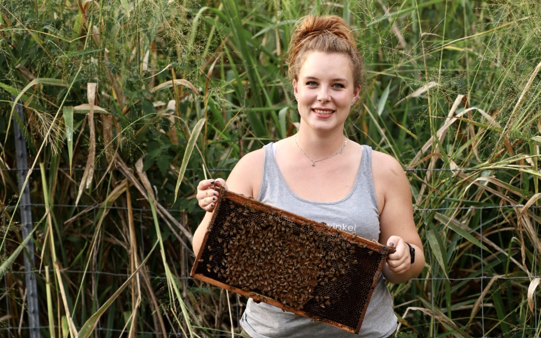 Stephanie Bürgy ist 29 Jahre alt und ausgebildete Imkerin. 