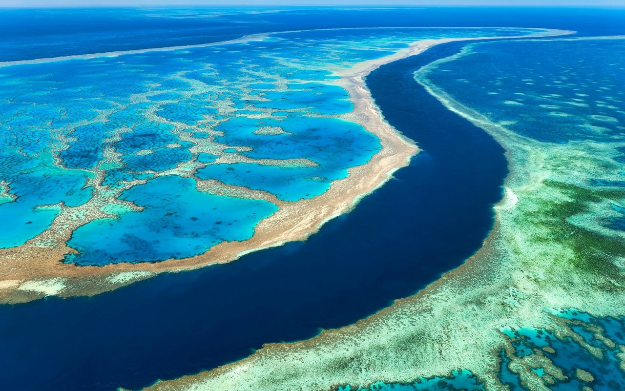 Das Great Barrier Reef liegt vor der Küste Queenslands im Nordosten Australiens. 