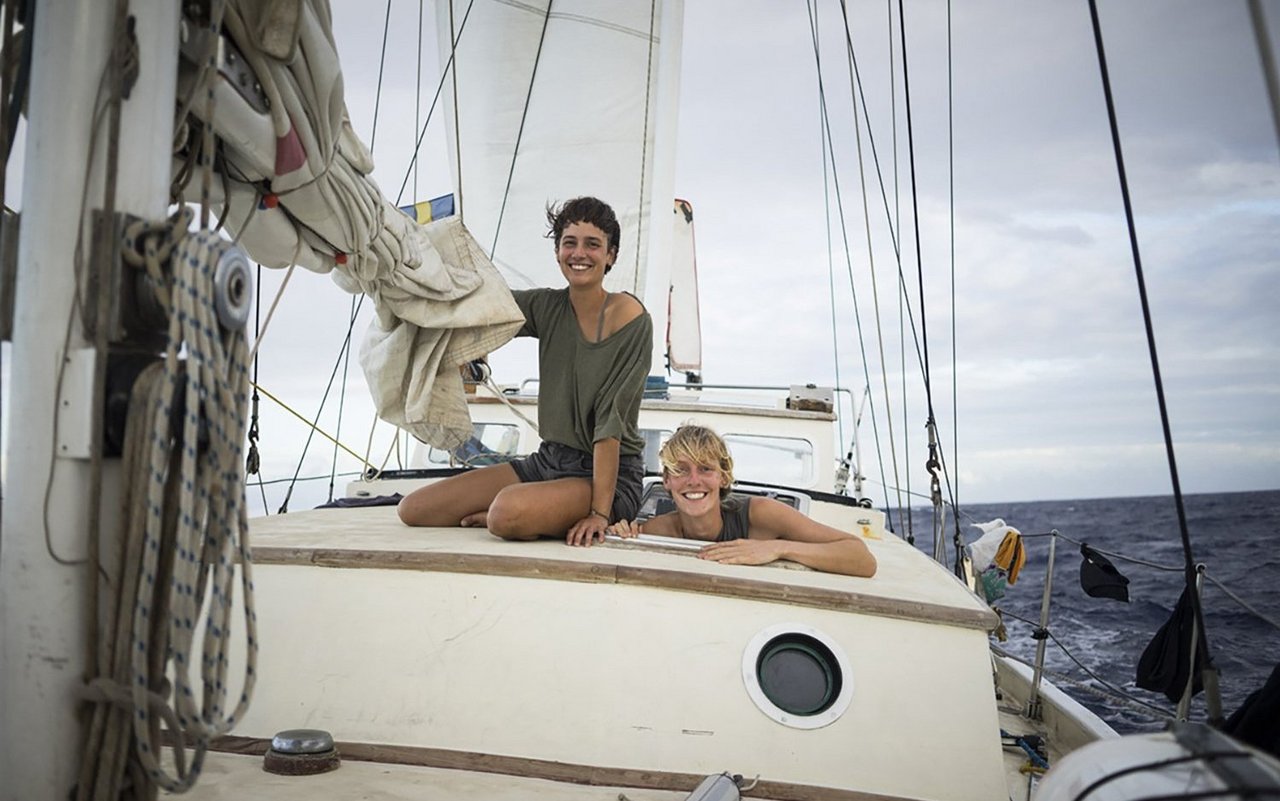 Julia und Lisa Hermes reisen auf der Suche nach gelebten Utopien ohne Flugzeug um die Welt.