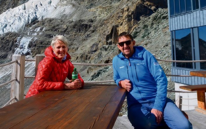 Hüttenwartin Edith Lehner und ihr Mann Martin, der als Bergführer schon 117-mal am Gipfel stand.