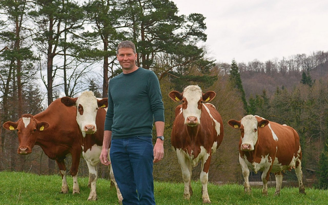 Landwirt Stefan Jegge betreibt einen der 600 Praxisbetriebe im Forschungsnetzwerk des FiBL Schweiz.