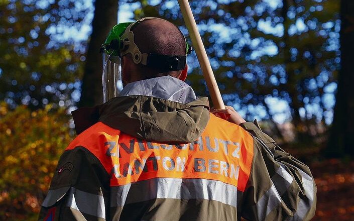 Während der Krisenübung durchsucht auch der Zivilschutz​​​​​​​den Wald nach Kadavern.