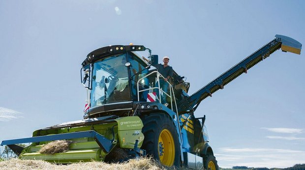 Creapaper arbeitet d Creapaper arbeitet direkt mit Landwirtinnen und Landwirten zusammen – sie mähen den Rohstoff für die Verpackungen.