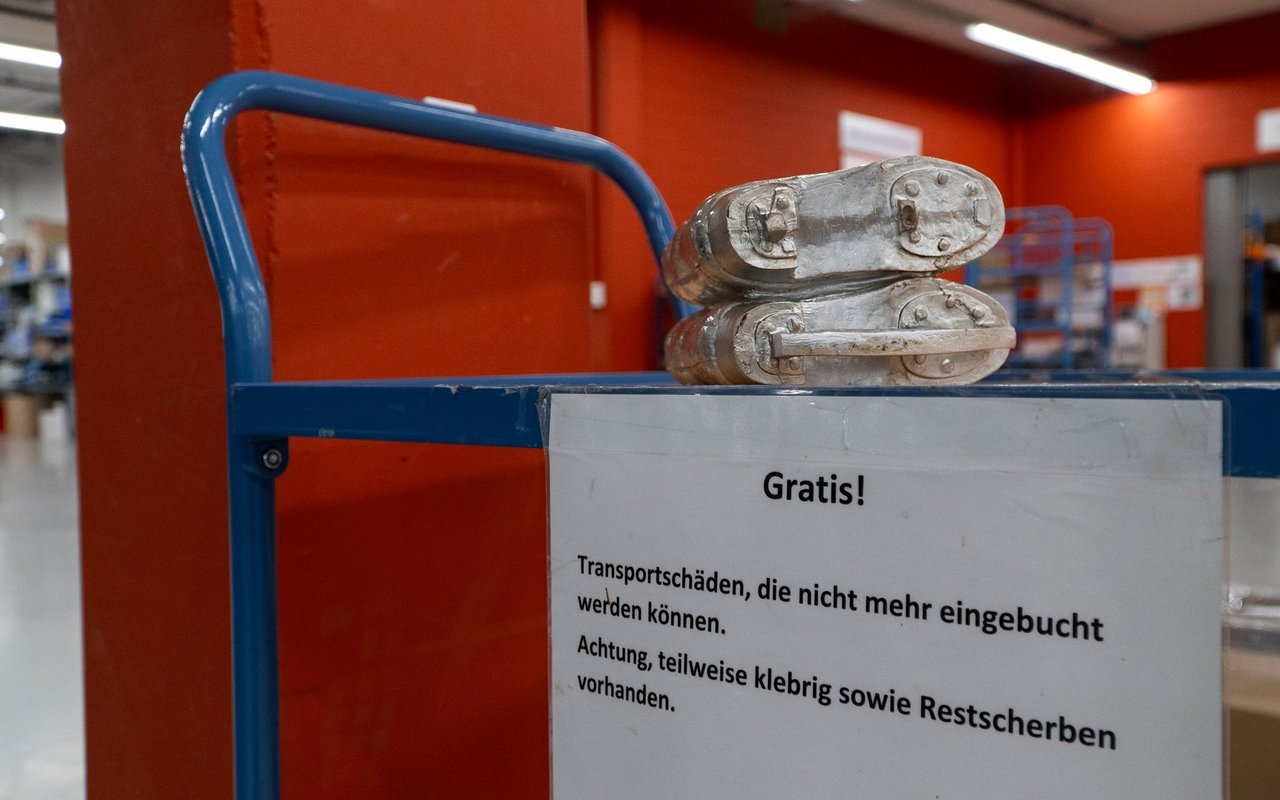 Defekte oder unverkäufliche Ware können Mitarbeiter mitnehmen, sofern sie das wollen.