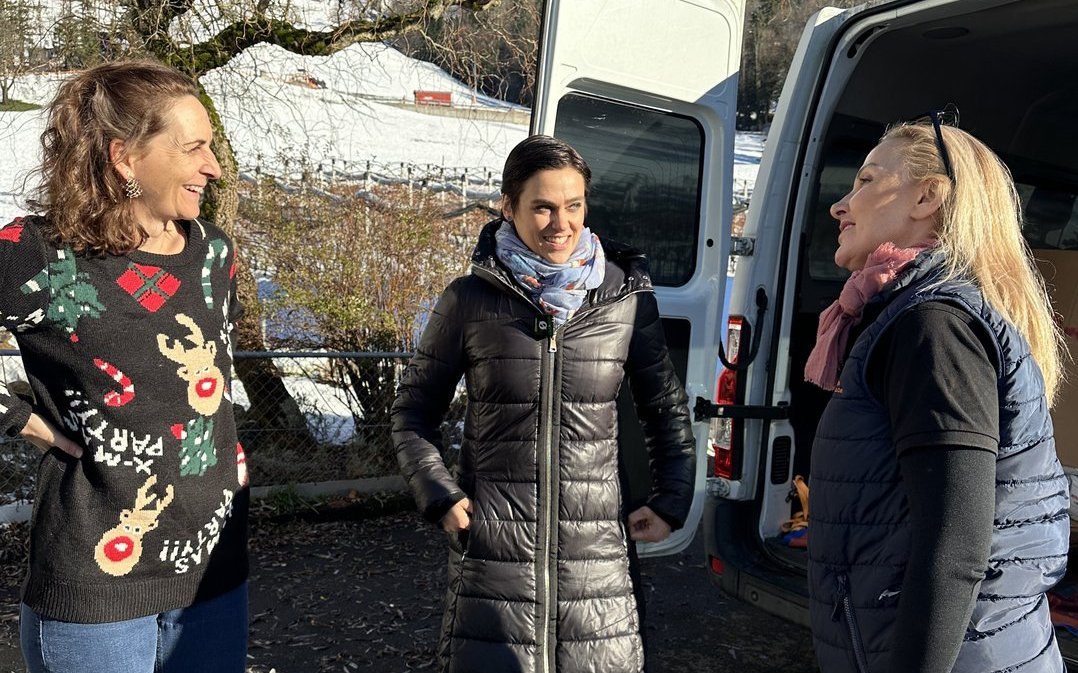 Veterinärtierärztin Katharina Staub (Links), Nina Burri und Susy Utzinger im Gespräch.