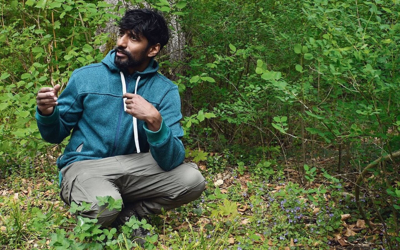 Ein Fund am Wegrand: Kabilan Nadarajah präsentiert den Gundermann, der dabei hilft, Schwermetalle aus dem Körper zu treiben.