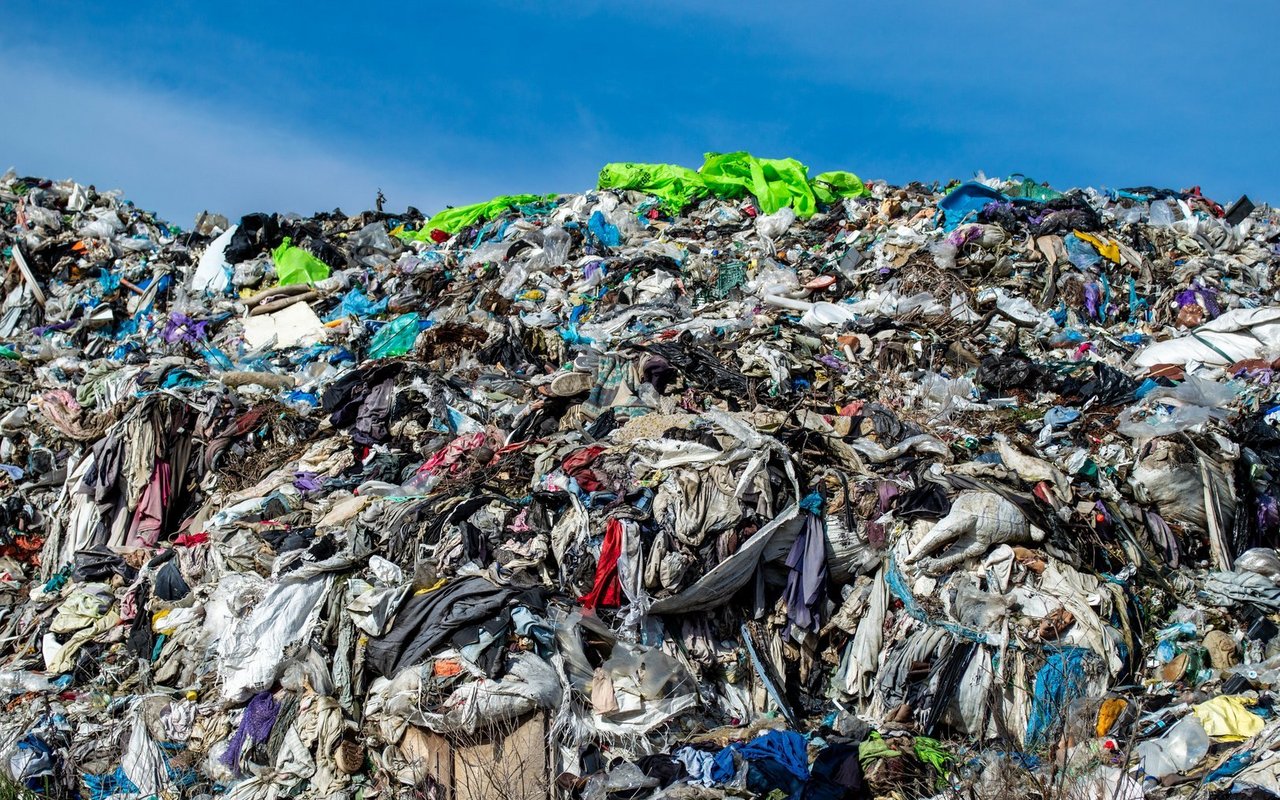 Der weltweit rapide wachsende Textilabfall – verursacht durch kurzlebige Fast Fashion – wird kaum recycelt, sondern oft in ärmere Länder exportiert.