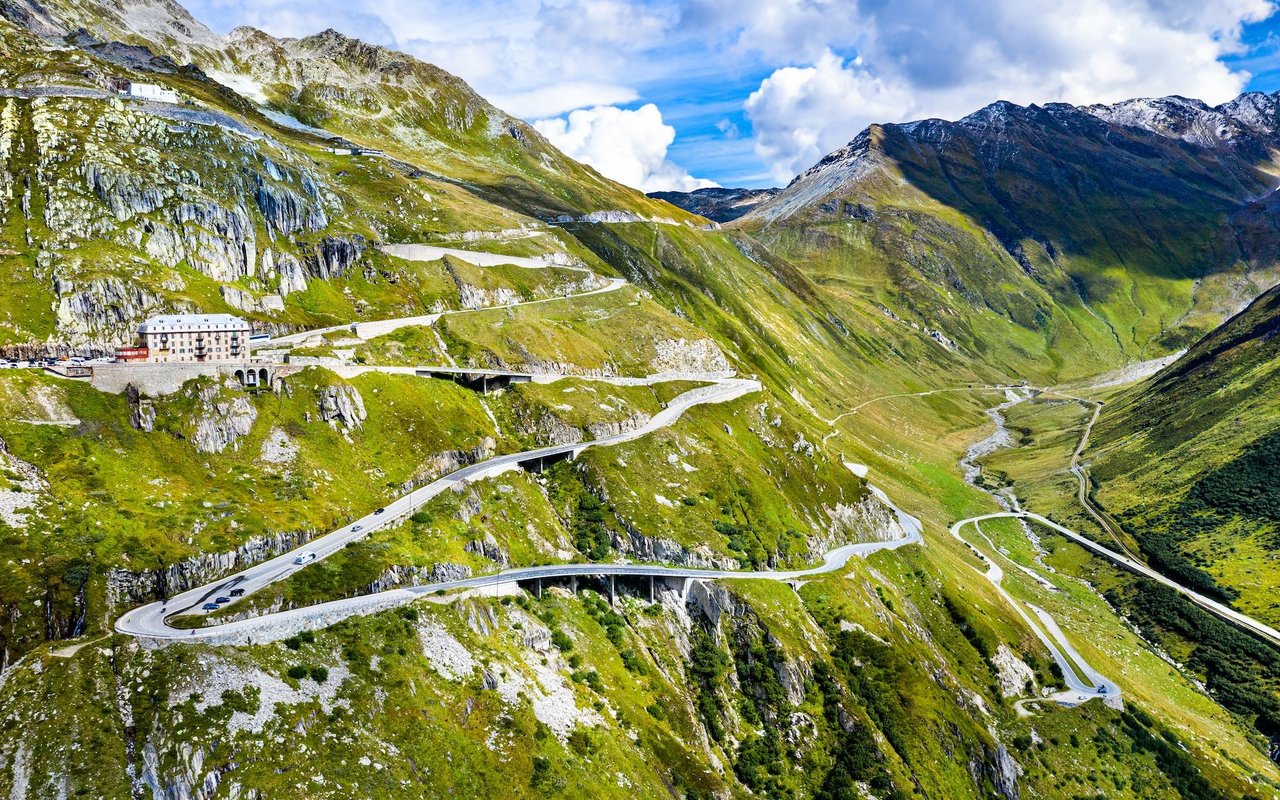 Ist der Furkapass bewältigt, verläuft die Rhone-Route vorbei am Rhonegletscher stetig bergab bis zum Genfersee.
