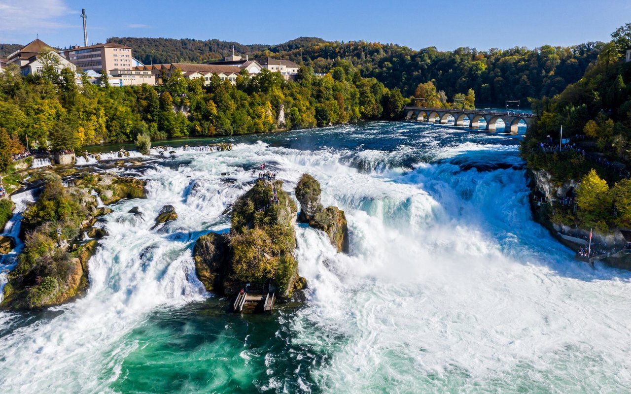 Der Rheinfall in Schaffhausen gehört wahrscheinlich zu den klassischen Ausflugszielen.