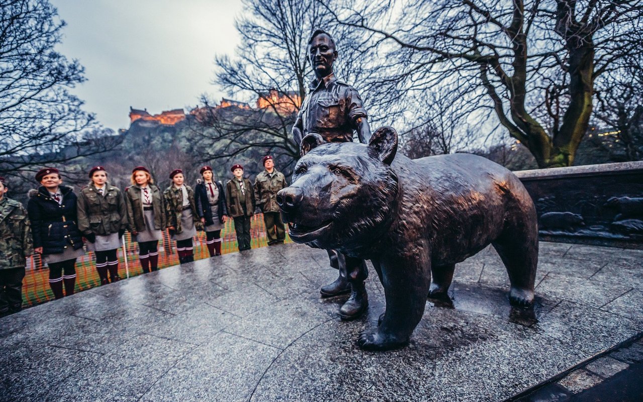 Die Statue von dem Bären Wojtek steht im schottischen Edinburgh.