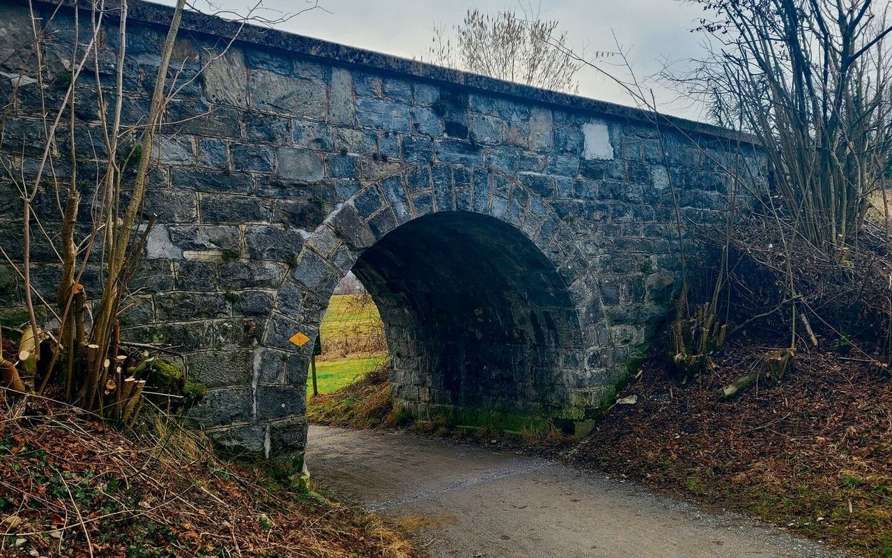 Zwischen Wolfhausen und Bubikon sind die alten Bahngleise samt Brücken noch bestens erhalten.