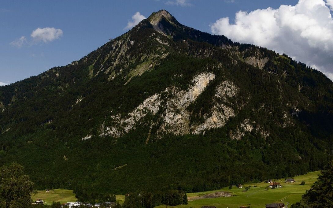 Ritter Heinrich von Winkelried durchbohrte angeblich den Drachen von Ennetmoos mit einem Speer, starb aber selbst am giftigen Drachenblut – Wappen, Flurnamen und der Ortsteil Oedwil erinnern bis heute an die Legende.