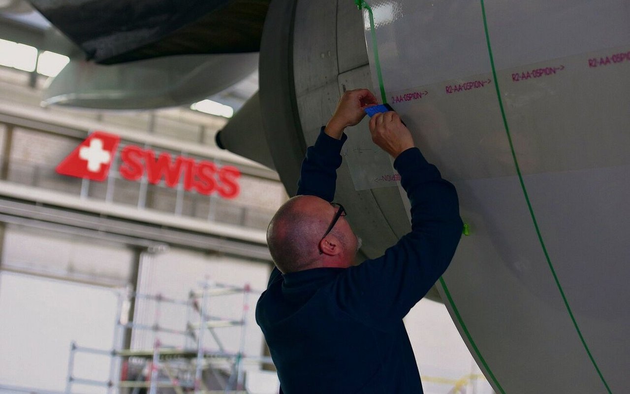 Die Folie, die der Haifischhaut nachempfunden ist, soll den CO2-Ausstoss des Flugzeugs in der Luft verringern.