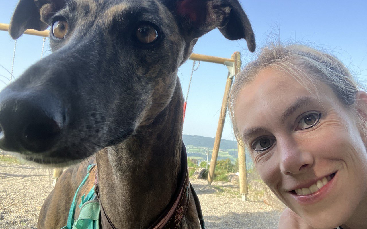 Meret Schneider engagiert sich nicht nur in der Politik für Tiere: Im Sommer adoptierte sie Galgo-Español-Hündin Papua aus dem Tierschutz.