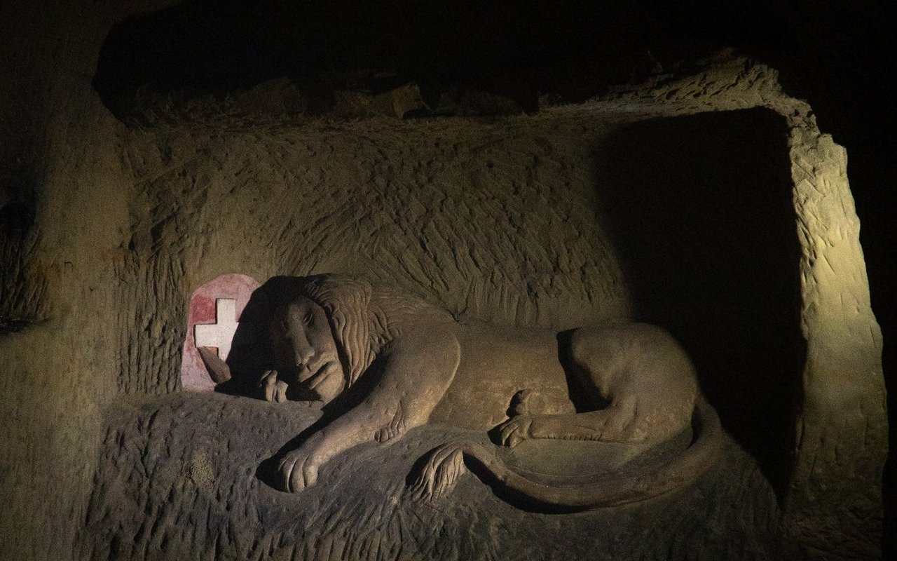 Auch das Löwendenkmal ist im Sandstein verewigt.