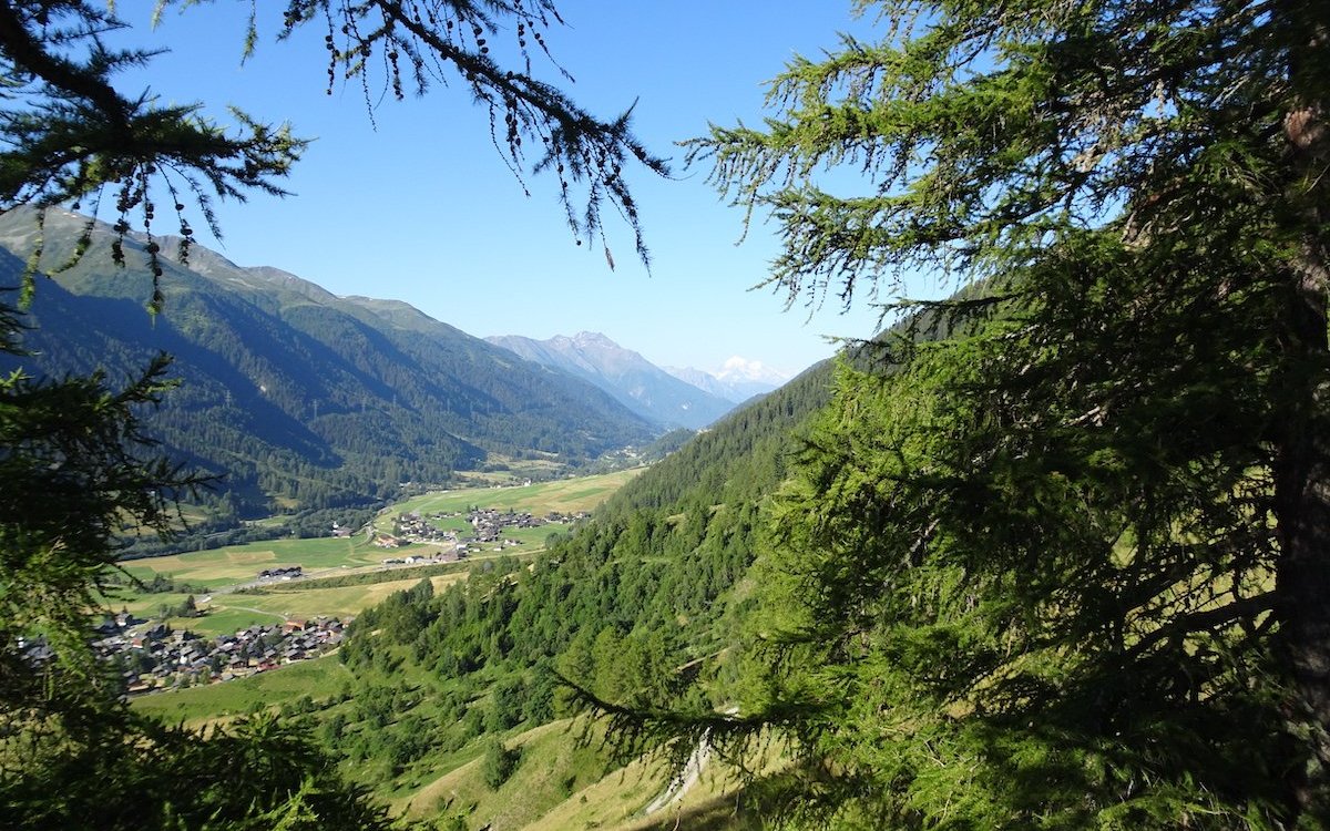 Auf dem Gommer Höhenweg ergeben sich fesselnde Ausblicke. 