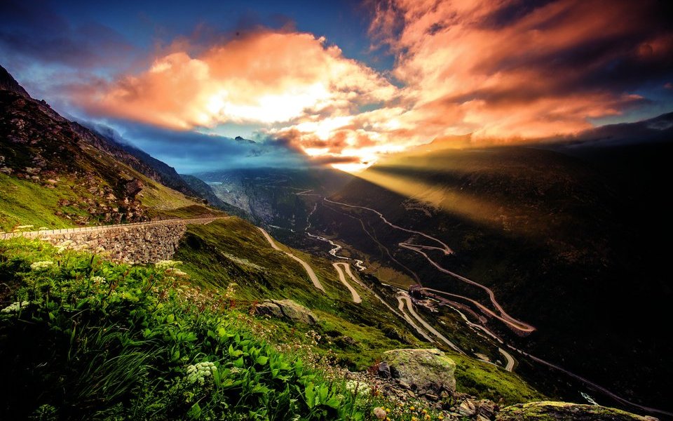 Das Goms im Wallis ist mit Pässen wie hier dem Grimsel-, dem Nufenen- und dem Furkapass mit anderen Kantonen wie Bern, Tessin und Uri verbunden. 