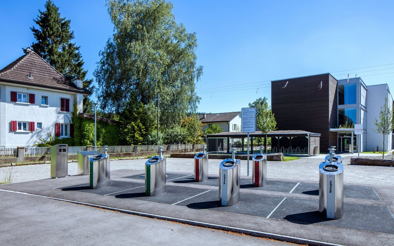 An Altglas-Sammelstellen werden oft Gegenstände und Abfälle deponiert. In einigen Gemeinden droht dafür ein Bussgeld. 