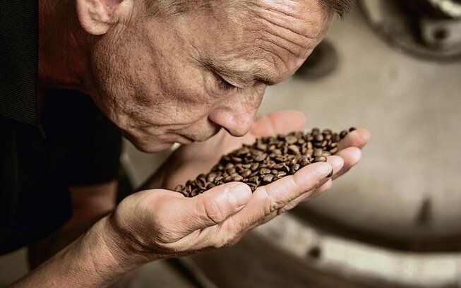 Kaffeeröstmeister müssen über ein feines Näschen verfügen.