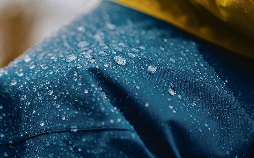 Die revolutionäre, wasserabweisende Funktion hat auch Schattenseiten. Doch es gibt immer mehr umweltfreundliche Alternativen für schädliche Chemikalien.