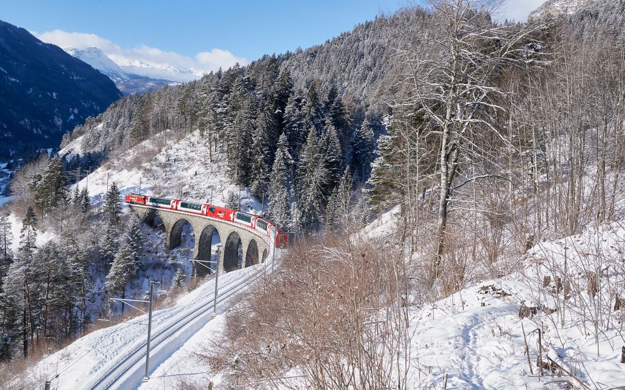 Der Glacier Express führt einmal quer durch die Alpen.