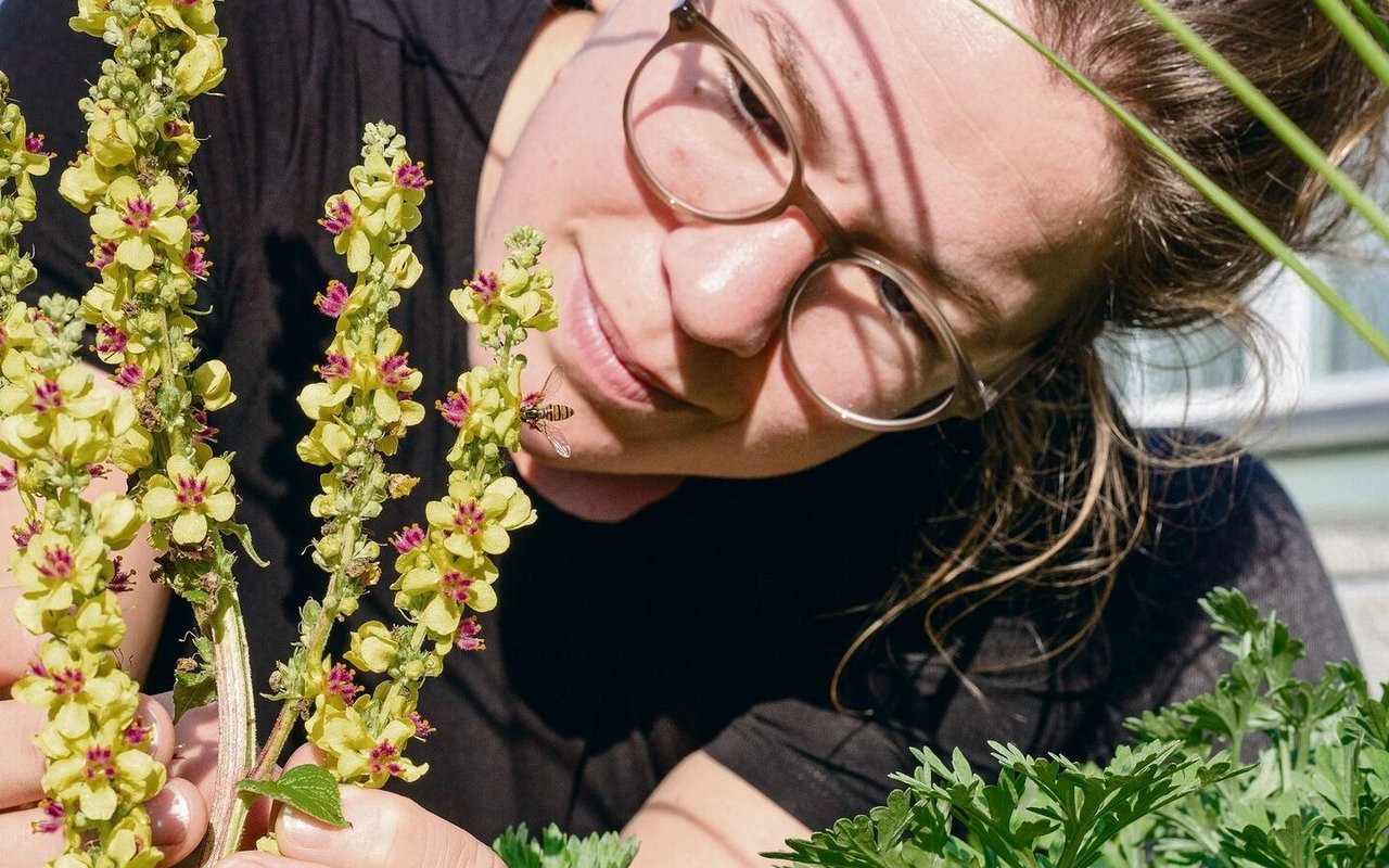 Simona Zahner liebt nicht nur das Baumklettern, sondern auch Naturgärten für Insekten.