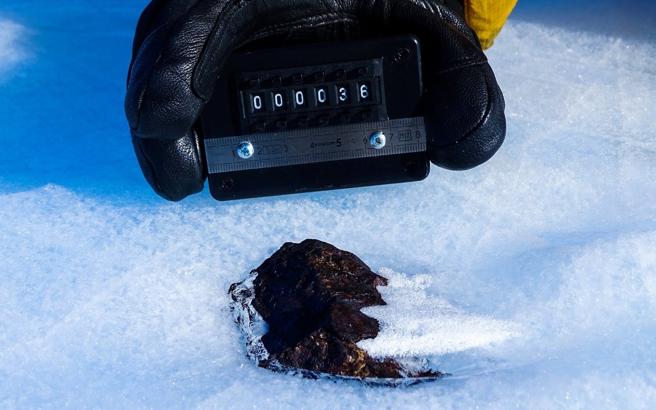 Ein Antarktischer Meteorit (HUT 18036), der noch eingesammelt und erforscht werden kann. 
