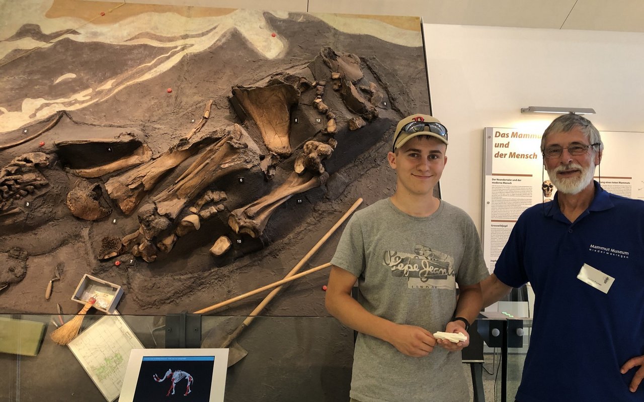 Heinz Furrer (rechts) im Mammutmuseum Niederweningen 