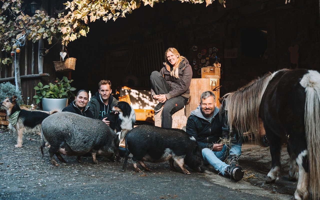 Gemeinsam mit Freunden führt der Tiernarr nun einen Lebenshof.