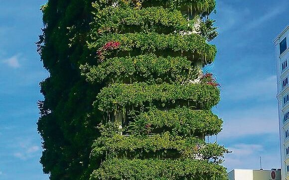 Wie schön wäre es, wenn die Hochhäuser in der Schweiz auch so begrünt wären wie dieser Bau in Vietnam. Vertikale Flächen hat es genug.