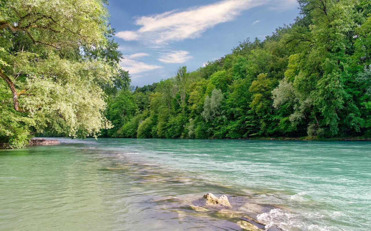 über lange Zeit begleitet die Reisenden die Aare und lädt immer wieder zum Verweilen ein. 