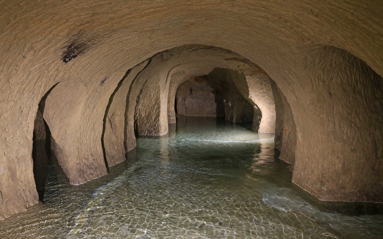 Das Bergwerk ist teilweise unter Wasser, da der Niederschlag nicht weiter absickern kann.