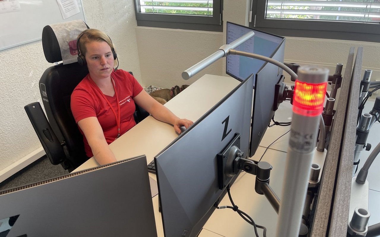 In der Notrufzentrale nimmt Melanie De Witte die eingehenden Anrufe an und koordiniert die Einsätze.