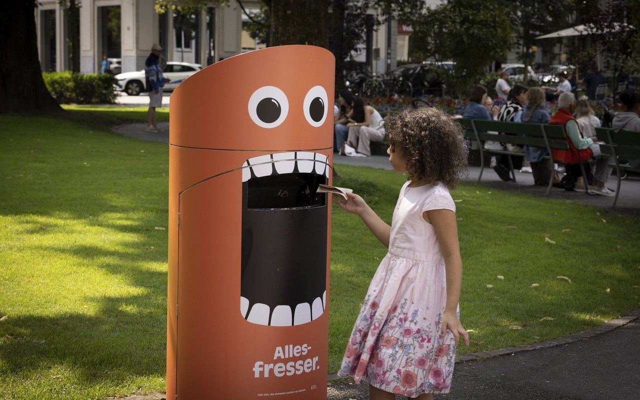 Lustige Abfalleimer stechen nicht nur ins Auge, sondern animieren auch zum Gebrauch.