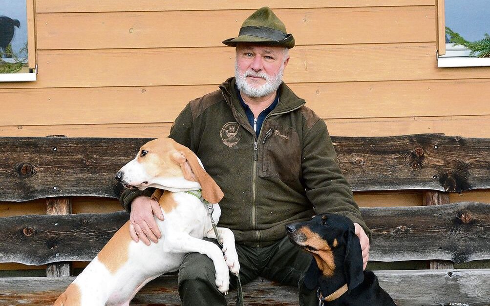 Gottfried Bossi mit dem Schwyzer Rüden Zidane und der Jura Hündin Zira.