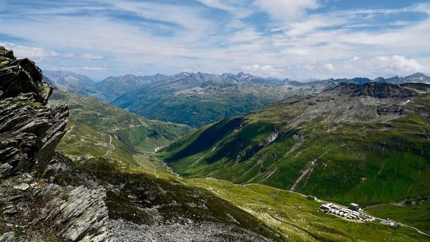 Ein Blick hinunter nach Galenbödmen, dem Ausgangspunkt der Wanderung. Gegen links führt das Urserental in Richtung Andermatt.