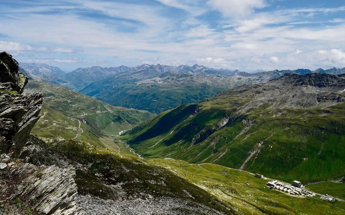 Ein Blick hinunter nach Galenbödmen, dem Ausgangspunkt der Wanderung. Gegen links führt das Urserental in Richtung Andermatt.