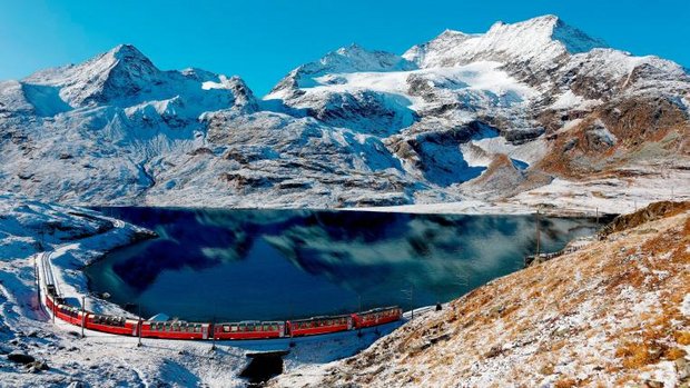 Bernina-Express fährt durch winterliche Landschaft