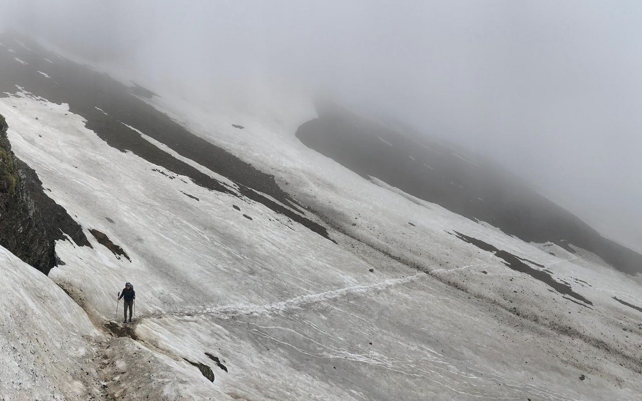 Auch im Sommer muss mit Schneefeldern gerechnet werden. Wanderstöcke helfen beim Balancieren. 