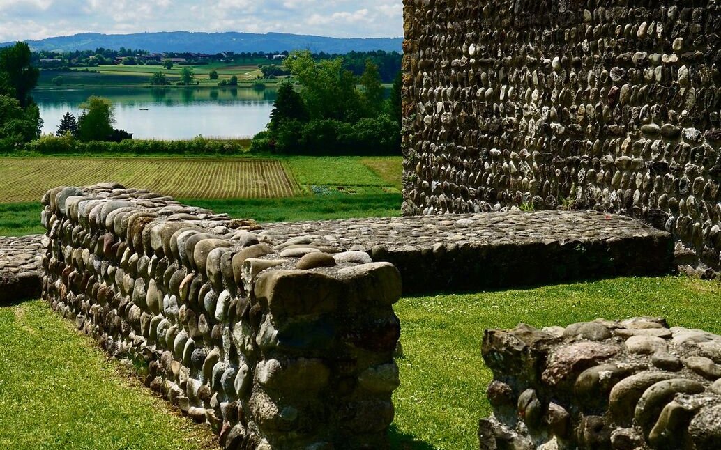 Bei den restaurierten Grundmauern des Römerkastells Irgenhausen oberhalb des Pfäffikersees.