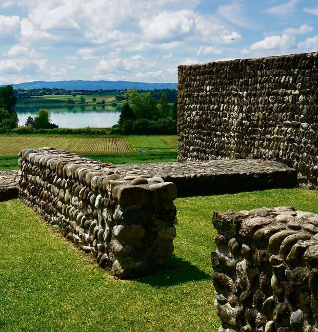 Bei den restaurierten Grundmauern des Römerkastells Irgenhausen oberhalb des Pfäffikersees.