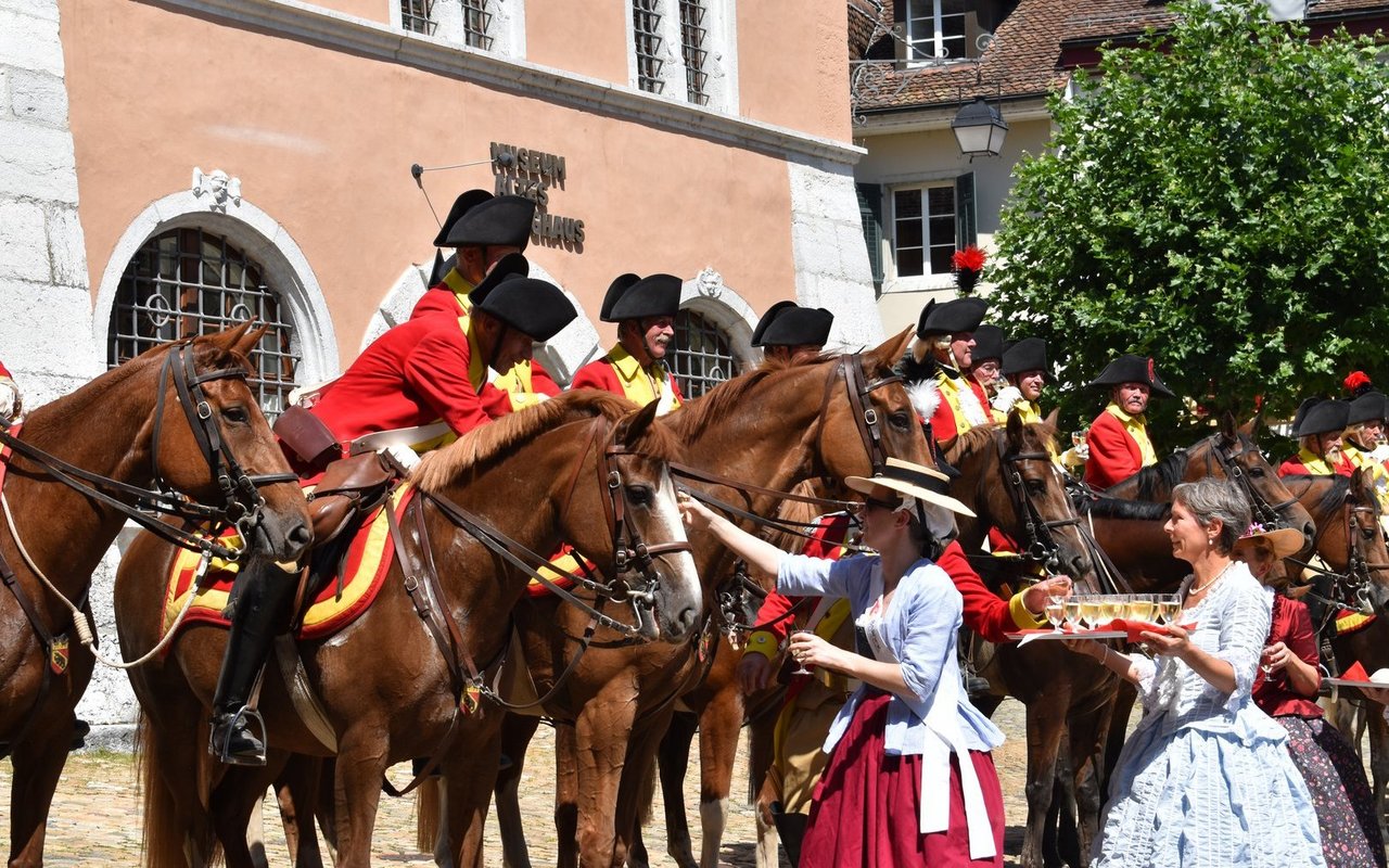 Nach der gelungenen Quadrille wird den Dragonern ein Glas Weisswein angeboten.