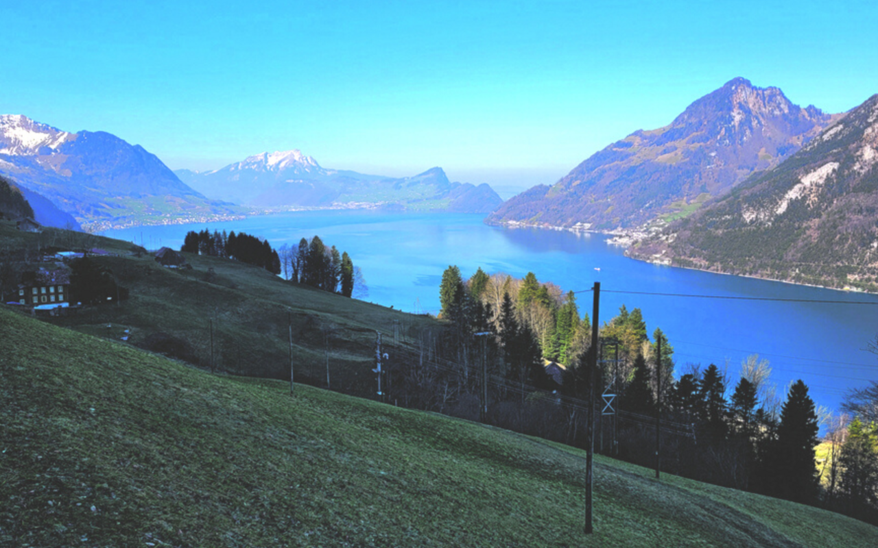 Start zur Mini-Pilgertour am Vierwaldstättersee. Das Tagesziel, Beckenried, ist schon in Sichtweite.