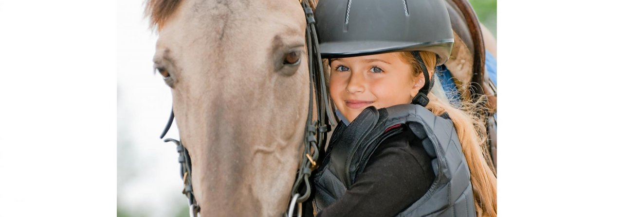 Wo Pferde sind, befinden sich oft auch Kinder. Klare Regeln schützen Mensch und Tier und sorgen für ein harmonisches Miteinander.