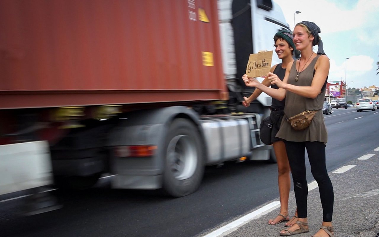 Julia und Lisa Hermes beim Trampen in Richtung Gibraltar.