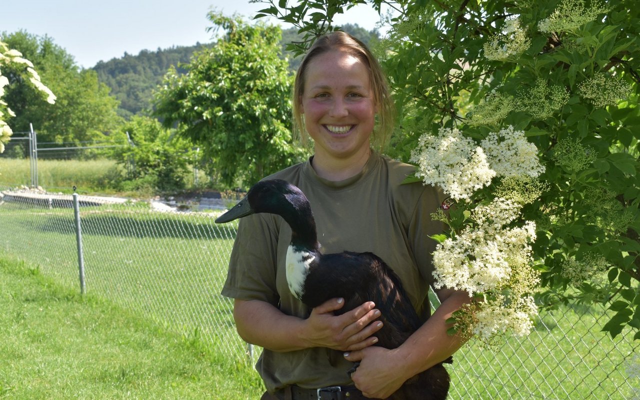 Anja Tschannen und eine ihrer Pommernenten in der Teichanlage in Pensier (FR). Schon der Mai bringt erste Hitzetage mit sich.